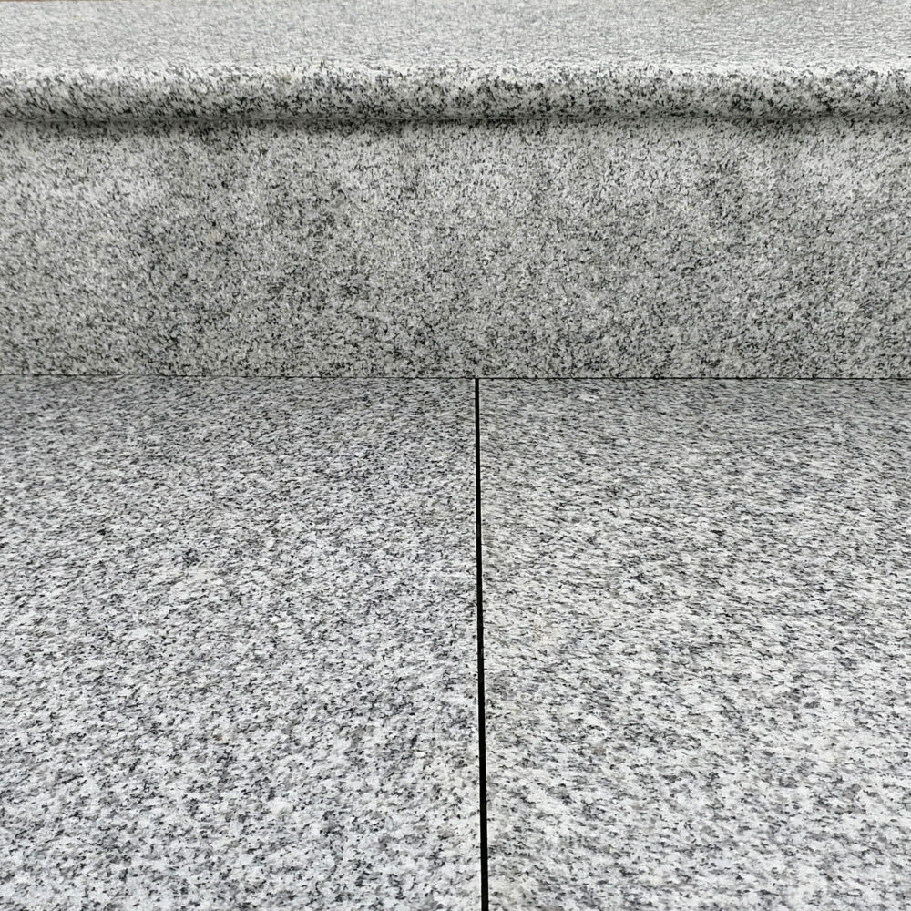 Granit Treppenstufen Außen G603 Bianco Crystal – Geflammte Trittstufe & Setzstufe 120 cm